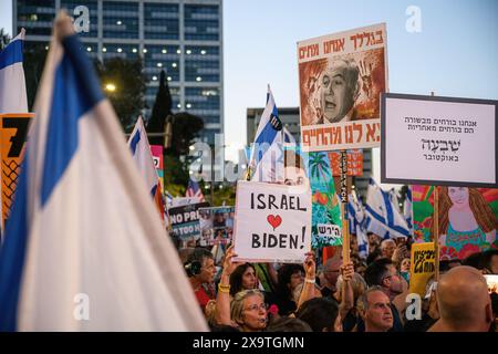 Tel Aviv, Israele. 1 giugno 2024. I manifestanti tengono cartelli che esprimono la loro opinione durante la manifestazione. Oltre 100.000 israeliani hanno manifestato con le famiglie degli ostaggi contro il primo ministro Benjamin Netanyahu a Tel Aviv, chiedendo un accordo immediato con gli ostaggi e le elezioni generali dopo il discorso di Bidenís. Gli scontri con la polizia israeliana si sono verificati una volta che i manifestanti hanno innescato falò al bivio di Kaplan. Credito: SOPA Images Limited/Alamy Live News Foto Stock