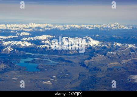 Veduta aerea delle Ande innevate della Patagonia, in primo piano Cerro San Lorenzo con il Parco Nazionale Perito Moreno, sullo sfondo il Foto Stock