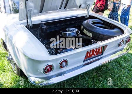 Il cofano di questa Chevrolet Corvair 1964 bianca con motore posteriore è aperto per essere esposto in occasione di una fiera automobilistica nel nord-est dell'Indiana, Stati Uniti. Foto Stock