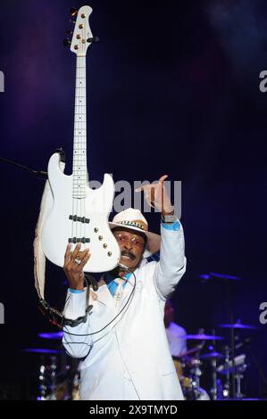 27 agosto 2015. Philadelphia, Pennsylvania, USA: Il leggendario bassista LARRY GRAHAM, che si esibisce alla serie di concerti estivi 'Essence of Entertainment' del Dell Music Center del 2015 Graham ex bassista di Sly and the Family Stone è il frontman del suo gruppo. Stazione centrale di Graham. (Credit Image: © Ricky Fitchett/ZUMA Press Wire) SOLO PER USO EDITORIALE! Non per USO commerciale! Foto Stock