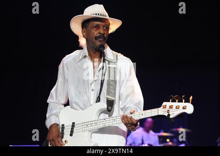 27 agosto 2015. Philadelphia, Pennsylvania, USA: Il leggendario bassista LARRY GRAHAM, che si esibisce alla serie di concerti estivi 'Essence of Entertainment' del Dell Music Center del 2015 Graham ex bassista di Sly and the Family Stone è il frontman del suo gruppo. Stazione centrale di Graham. (Credit Image: © Ricky Fitchett/ZUMA Press Wire) SOLO PER USO EDITORIALE! Non per USO commerciale! Foto Stock