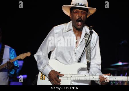 27 agosto 2015. Philadelphia, Pennsylvania, USA: Il leggendario bassista LARRY GRAHAM, che si esibisce alla serie di concerti estivi 'Essence of Entertainment' del Dell Music Center del 2015 Graham ex bassista di Sly and the Family Stone è il frontman del suo gruppo. Stazione centrale di Graham. (Credit Image: © Ricky Fitchett/ZUMA Press Wire) SOLO PER USO EDITORIALE! Non per USO commerciale! Foto Stock