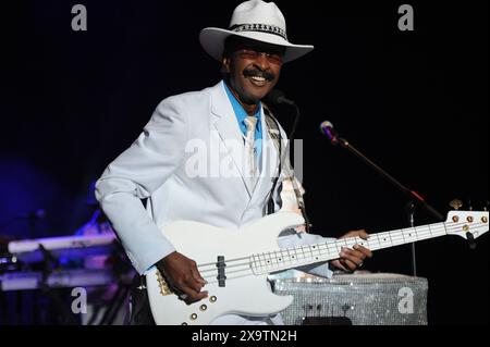 27 agosto 2015. Philadelphia, Pennsylvania, USA: Il leggendario bassista LARRY GRAHAM, che si esibisce alla serie di concerti estivi 'Essence of Entertainment' del Dell Music Center del 2015 Graham ex bassista di Sly and the Family Stone è il frontman del suo gruppo. Stazione centrale di Graham. (Credit Image: © Ricky Fitchett/ZUMA Press Wire) SOLO PER USO EDITORIALE! Non per USO commerciale! Foto Stock