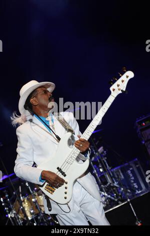 27 agosto 2015. Philadelphia, Pennsylvania, USA: Il leggendario bassista LARRY GRAHAM, che si esibisce alla serie di concerti estivi 'Essence of Entertainment' del Dell Music Center del 2015 Graham ex bassista di Sly and the Family Stone è il frontman del suo gruppo. Stazione centrale di Graham. (Credit Image: © Ricky Fitchett/ZUMA Press Wire) SOLO PER USO EDITORIALE! Non per USO commerciale! Foto Stock