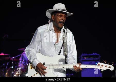 27 agosto 2015. Philadelphia, Pennsylvania, USA: Il leggendario bassista LARRY GRAHAM, che si esibisce alla serie di concerti estivi 'Essence of Entertainment' del Dell Music Center del 2015 Graham ex bassista di Sly and the Family Stone è il frontman del suo gruppo. Stazione centrale di Graham. (Credit Image: © Ricky Fitchett/ZUMA Press Wire) SOLO PER USO EDITORIALE! Non per USO commerciale! Foto Stock