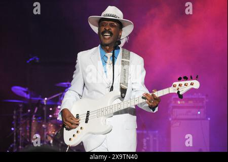 27 agosto 2015. Philadelphia, Pennsylvania, USA: Il leggendario bassista LARRY GRAHAM, che si esibisce alla serie di concerti estivi 'Essence of Entertainment' del Dell Music Center del 2015 Graham ex bassista di Sly and the Family Stone è il frontman del suo gruppo. Stazione centrale di Graham. (Credit Image: © Ricky Fitchett/ZUMA Press Wire) SOLO PER USO EDITORIALE! Non per USO commerciale! Foto Stock