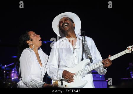 27 agosto 2015. Philadelphia, Pennsylvania, USA: Il leggendario bassista LARRY GRAHAM, che si esibisce alla serie di concerti estivi 'Essence of Entertainment' del Dell Music Center del 2015 Graham ex bassista di Sly and the Family Stone è il frontman del suo gruppo. Stazione centrale di Graham. (Credit Image: © Ricky Fitchett/ZUMA Press Wire) SOLO PER USO EDITORIALE! Non per USO commerciale! Foto Stock