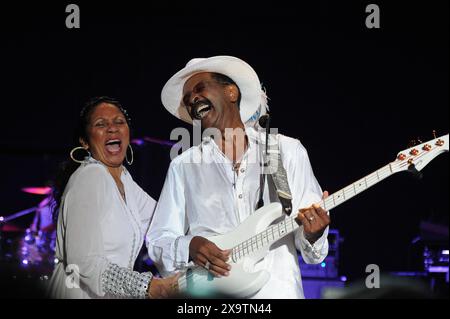 27 agosto 2015. Philadelphia, Pennsylvania, USA: Il leggendario bassista LARRY GRAHAM, che si esibisce alla serie di concerti estivi 'Essence of Entertainment' del Dell Music Center del 2015 Graham ex bassista di Sly and the Family Stone è il frontman del suo gruppo. Stazione centrale di Graham. (Credit Image: © Ricky Fitchett/ZUMA Press Wire) SOLO PER USO EDITORIALE! Non per USO commerciale! Foto Stock