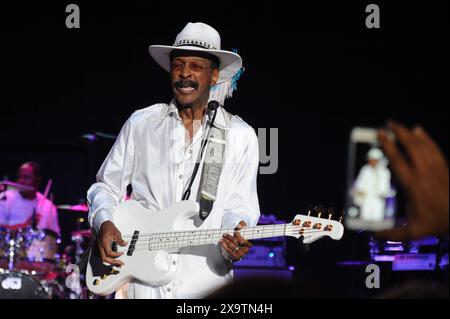 27 agosto 2015. Philadelphia, Pennsylvania, USA: Il leggendario bassista LARRY GRAHAM, che si esibisce alla serie di concerti estivi 'Essence of Entertainment' del Dell Music Center del 2015 Graham ex bassista di Sly and the Family Stone è il frontman del suo gruppo. Stazione centrale di Graham. (Credit Image: © Ricky Fitchett/ZUMA Press Wire) SOLO PER USO EDITORIALE! Non per USO commerciale! Foto Stock