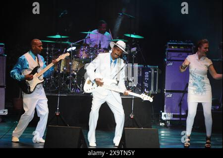 27 agosto 2015. Philadelphia, Pennsylvania, USA: Il leggendario bassista LARRY GRAHAM, che si esibisce alla serie di concerti estivi 'Essence of Entertainment' del Dell Music Center del 2015 Graham ex bassista di Sly and the Family Stone è il frontman del suo gruppo. Stazione centrale di Graham. (Credit Image: © Ricky Fitchett/ZUMA Press Wire) SOLO PER USO EDITORIALE! Non per USO commerciale! Foto Stock