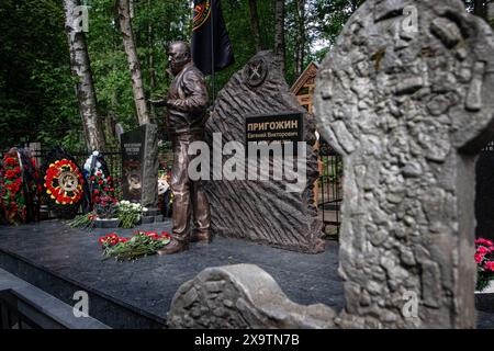 Una scultura alla testa del PMC Evgeny Prigozhin accanto alla sua tomba nel cimitero Porokhovskoye di San Pietroburgo in onore del suo compleanno. Un monumento al fondatore del Wagner PMC, Evgeniy Prigozhin, è stato inaugurato nel cimitero Pokhorovskoye di San Pietroburgo. Il 1° giugno avrebbe compiuto 63 anni. I membri del PMC e i civili posero fiori al monumento. Evgeny Prigozhin morì il 23 agosto 2023, a causa dello schianto del suo jet d'affari Embraer nella regione di Tver in Russia. (Foto di Artem Priakhin/SOPA Images/Sipa USA) Foto Stock