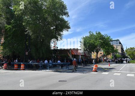 Lunghe file di cittadini messicani stanno tentando di votare nelle storiche elezioni presidenziali del Messico al Consolato messicano, Consulado General de Mexico en Chicago a Chicago, Illinois, Stati Uniti, il 2 giugno 2024. Per la prima volta una donna, l'ex sindaco di città del Messico Claudia Sheinbaum, è pronta a diventare il prossimo presidente del Messico. Se Sheinbaum fosse eletta, sarebbe anche la prima presidente ebrea in un paese in gran parte cattolico. Questa è la prima volta che i cittadini messicani possono votare di persona al consolato. I cittadini messicani stanno tentando di votare, ma vengono informati al consolato Foto Stock