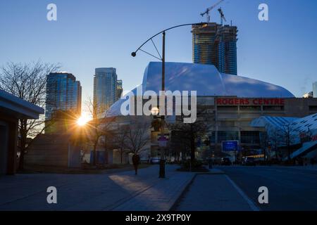 Tramonto nel centro di Toronto. La parte di intrattenimento della città include musei, uno stadio, una torre di osservazione e caffetterie. 04/02/2024 Toronto, Foto Stock