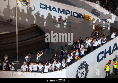 Madrid, Spagna. 2 giugno 2024. I giocatori del Real Madrid festeggiano la vittoria del loro quindicesimo titolo di Champions League contro il Borussia Dortmund in Piazza Cibeles, dove migliaia di tifosi si sono riuniti a Madrid crediti: SOPA Images Limited/Alamy Live News Foto Stock