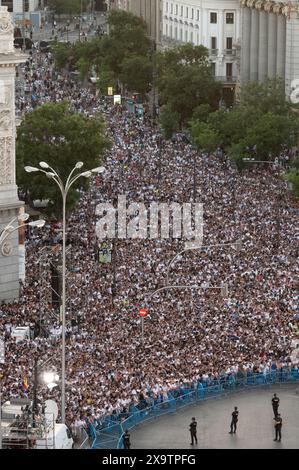 Madrid, Spagna. 2 giugno 2024. Migliaia di tifosi del Real Madrid si riuniscono in piazza Cibeles per festeggiare con i giocatori del Real Madrid il 15° titolo della Champions League (UCL) a Madrid, Spagna. Credito: SOPA Images Limited/Alamy Live News Foto Stock