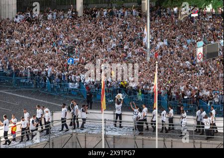 Madrid, Spagna. 2 giugno 2024. I giocatori del Real Madrid festeggiano la vittoria del loro quindicesimo titolo di Champions League contro il Borussia Dortmund in Piazza Cibeles, dove migliaia di tifosi si sono riuniti a Madrid crediti: SOPA Images Limited/Alamy Live News Foto Stock