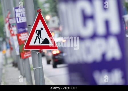 Berlino, Germania. 3 giugno 2024. Tra i manifesti elettorali per le elezioni del Parlamento europeo c'è un segnale per un cantiere. Questi avranno luogo dal 6 al 9 giugno 2024 negli stati membri dell'UE. In Germania, il 9 giugno è il giorno delle elezioni. Crediti: Sebastian Gollnow/dpa/Alamy Live News Foto Stock