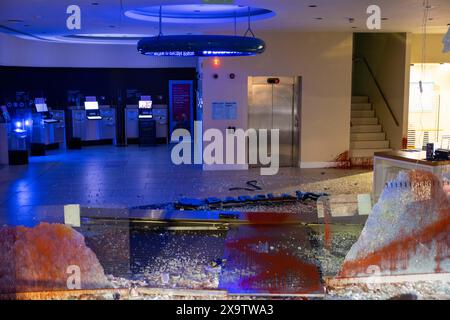Bolton, Regno Unito. 03 GIU, 2024. Vista nella lobby della Barclays Bank mentre il gruppo radicale di azione diretta si rivolge alla Barclays Bank in Market St, Bolton, sfondando 5 finestre e pareti di vetro e causando ulteriori danni all'edificio con la vernice. Credito Milo Chandler/Alamy Live News Foto Stock