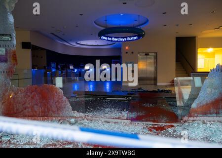 Bolton, Regno Unito. 03 GIU, 2024. Vista della lobby principale mentre il gruppo radicale di azione diretta si rivolge alla Barclays Bank in Market St, Bolton, rompendo 5 finestre e pareti di vetro e causando ulteriori danni all'edificio con la vernice. Credito Milo Chandler/Alamy Live News Foto Stock