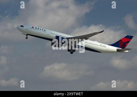 Los Angeles, California, Stati Uniti - 16 marzo 2024: Delta Air Lines Airbus A330-941 con registrazione N418DX mostrato in volo a LAX, Los Foto Stock