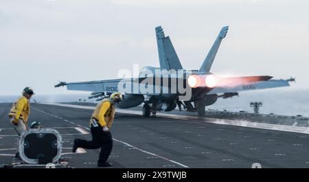 230612-N-UF592-1100 PHILIPPINE SEA (12 giugno 2023) un F/A-18E Super Hornet, attaccato al Royal Maces of Strike Fighter Squadron (VFA) 27, lancia Foto Stock