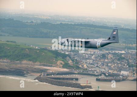 Un equipaggio della U.S. Air Force assegnato al 37th Airlift Squadron, Ramstein Air base, Germania, sorvola un C-130J Super Hercules sulla costa settentrionale del Foto Stock