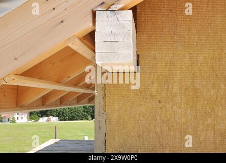 Primo piano su grondaie del tetto della casa e paraurti in legno, rastrello in costruzione. Foto Stock