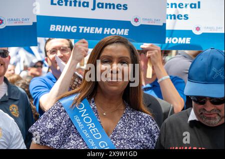 NEW YORK, NEW YORK - 2 GIUGNO: L'avvocato generale di New York Letitia James marcia sulla Fifth Avenue durante l'annuale Celebrate Israel Parade il 2 giugno 2024 a New York. Decine di migliaia di persone hanno marciato lungo la Quinta strada durante una parata per Israele, con molti che chiedevano il rilascio degli ostaggi detenuti da Hamas a Gaza, "portali a casa”, un messaggio che suonava forte e chiaro. La parata è arrivata quasi otto mesi dopo l'attacco senza precedenti del 7 ottobre di Hamas, il più letale nella storia di Israele. Il NYPD ha aumentato la sicurezza per la parata a causa delle tensioni e delle proteste che circondano la guerra a Gaza. Foto Stock