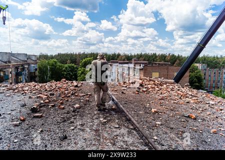 Charkiv, Ucraina, 01 giugno 2024 Nicolas Cleuet, giornalista, fotografo e reporter francese che si occupa della guerra in Ucraina, è fotogr Foto Stock