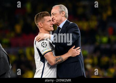 Londra, Regno Unito. 1 giugno 2024. Calcio: Champions League, Borussia Dortmund - Real Madrid, round a eliminazione diretta, finale, Stadio di Wembley. Florentino Pérez (r), presidente del Real Madrid, abbraccia Toni Kroos (l) di Madrid alla cerimonia di premiazione. Credito: Tom Weller/dpa/Alamy Live News Foto Stock