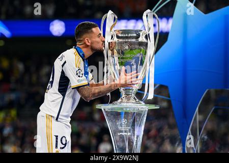 Londra, Regno Unito. 1 giugno 2024. Calcio: Champions League, Borussia Dortmund - Real Madrid, round a eliminazione diretta, finale, Stadio di Wembley. Dani Ceballos di Madrid bacia il trofeo UEFA Champions League alla cerimonia di premiazione. Credito: Tom Weller/dpa/Alamy Live News Foto Stock