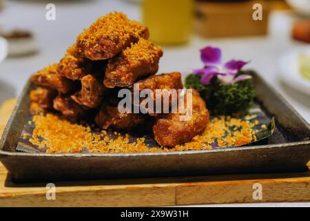 Cucina cinese. Costolette di maiale fritte con aglio. Foto Stock