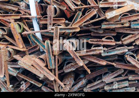 Impalcature metalliche arrugginite in attesa di essere scaricate o riciclate Foto Stock