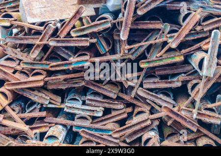 Impalcature metalliche arrugginite in attesa di essere scaricate o riciclate Foto Stock