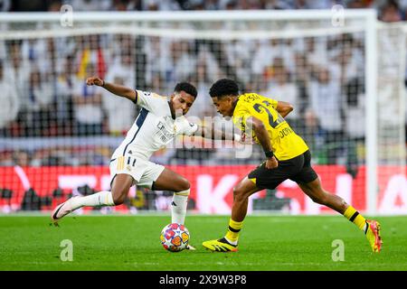 Londra, Regno Unito. 1 giugno 2024. Calcio: Champions League, Borussia Dortmund - Real Madrid, round a eliminazione diretta, finale, Stadio di Wembley. Rodrygo di Madrid (l) in azione contro Ian Maatsen di Dortmund (r). Credito: Tom Weller/dpa/Alamy Live News Foto Stock