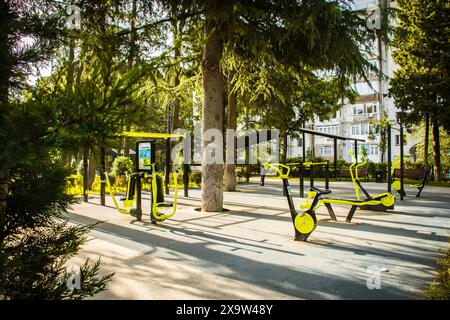 Tbilisi, Georgia - 1 giugno 2024: Palestra sportiva all'esterno nell'area verde pubblica con sentieri e panchine nel quartiere Saburtalo, Tbilisi Foto Stock