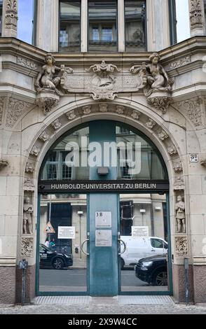 Berlino, Germania. 29 maggio 2024. L'ingresso alla Facoltà di Scienze culturali, sociali ed educative di Humboldt-Universität zu Berlin e all'Istituto di Scienze sociali di Universitätsstraße. Danni e graffiti a seguito di un'occupazione sono mostrati ad un evento stampa. Gli attivisti pro-palestinesi avevano occupato i locali dell'università il 22 maggio in segno di protesta contro Israele e a sostegno dei palestinesi. Il 23 maggio, la polizia sgomberò l'edificio occupato. Crediti: Jens Kalaene/dpa/Alamy Live News Foto Stock