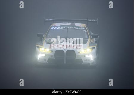 02 giugno 2024, Renania-Palatinato, Nürburg: La BMW M4 GT3 del team ROWE con i piloti Raffaele Marciello, Maxime Martin, Marco Wittmann e Augusto Farfus attraversa la nebbia nella sezione Döttinger Höhe della 24 ore sulla Nordschleife del Nürburgring. Foto: Silas Stein/dpa Foto Stock