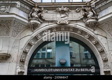 Berlino, Germania. 29 maggio 2024. L'ingresso alla Facoltà di Scienze culturali, sociali ed educative di Humboldt-Universität zu Berlin e all'Istituto di Scienze sociali di Universitätsstraße. Danni e graffiti a seguito di un'occupazione sono mostrati ad un evento stampa. Gli attivisti pro-palestinesi avevano occupato i locali dell'università il 22 maggio in segno di protesta contro Israele e a sostegno dei palestinesi. Il 23 maggio, la polizia sgomberò l'edificio occupato. Crediti: Jens Kalaene/dpa/Alamy Live News Foto Stock