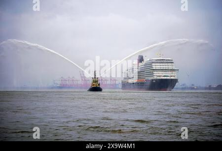 La regina Anna di Cunard salpò nel Mersey, scortata da rimorchiatori di fuoco, prima di una cerimonia di denominazione a Liverpool Pier Head, come parte di un viaggio introduttivo intorno alle isole britanniche. Data foto: Lunedì 3 giugno 2024. Foto Stock