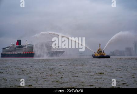 La regina Anna di Cunard salpò nel Mersey, scortata da rimorchiatori di fuoco, prima di una cerimonia di denominazione a Liverpool Pier Head, come parte di un viaggio introduttivo intorno alle isole britanniche. Data foto: Lunedì 3 giugno 2024. Foto Stock