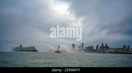 La regina Anna di Cunard salpò nel Mersey, scortata da rimorchiatori di fuoco, prima di una cerimonia di denominazione a Liverpool Pier Head, come parte di un viaggio introduttivo intorno alle isole britanniche. Data foto: Lunedì 3 giugno 2024. Foto Stock