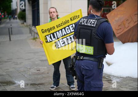 Greenpaece-aktive protestierten am Montag 03.06.2024 mit einem gefrorenem S und einer 1 tonne Eis vor der SPD-Zentrale in der Wilhelmstrasse a Berlino fuer ein schnelles Klimageld. Ohne die Einfuehrung des Klimageldes drohen vor allem Haushalten mit niedrigem und mittlerem Einkommen hohe Belastungen aufgrund von CO2-Kosten. Laut der Studie Klimageld schafft Ausgleich - Effekte von CO2-Preisen und Entlastungswirkung eines umfassenden Klimagelds , Die UmweltOrganization Greenpeace am Montag veroeffentlichte, entstehen Haushalten mit mittleren Einkommen im kommenden Jahr Mehrbelastungen von d Foto Stock