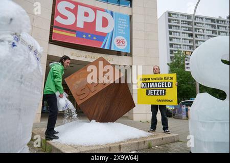 Greenpaece-aktive protestierten am Montag 03.06.2024 mit einem gefrorenem S und einer 1 tonne Eis vor der SPD-Zentrale in der Wilhelmstrasse a Berlino fuer ein schnelles Klimageld. Ohne die Einfuehrung des Klimageldes drohen vor allem Haushalten mit niedrigem und mittlerem Einkommen hohe Belastungen aufgrund von CO2-Kosten. Laut der Studie Klimageld schafft Ausgleich - Effekte von CO2-Preisen und Entlastungswirkung eines umfassenden Klimagelds , Die UmweltOrganization Greenpeace am Montag veroeffentlichte, entstehen Haushalten mit mittleren Einkommen im kommenden Jahr Mehrbelastungen von d Foto Stock