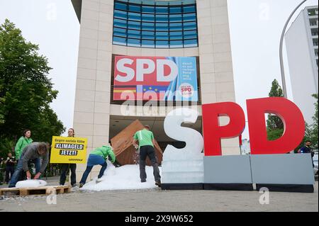 Greenpaece-aktive protestierten am Montag 03.06.2024 mit einem gefrorenem S und einer 1 tonne Eis vor der SPD-Zentrale in der Wilhelmstrasse a Berlino fuer ein schnelles Klimageld. Ohne die Einfuehrung des Klimageldes drohen vor allem Haushalten mit niedrigem und mittlerem Einkommen hohe Belastungen aufgrund von CO2-Kosten. Laut der Studie Klimageld schafft Ausgleich - Effekte von CO2-Preisen und Entlastungswirkung eines umfassenden Klimagelds , Die UmweltOrganization Greenpeace am Montag veroeffentlichte, entstehen Haushalten mit mittleren Einkommen im kommenden Jahr Mehrbelastungen von d Foto Stock