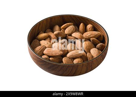 Mandorle salate arrostite in una ciotola di legno su sfondo bianco isolato Foto Stock