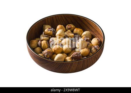 Nocciole salate tostate in un recipiente di legno su sfondo bianco isolato Foto Stock