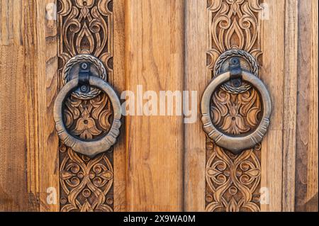 Ornamenti tradizionali islamici uzbeki su una porta in legno intagliata in Uzbekistan da vicino Foto Stock