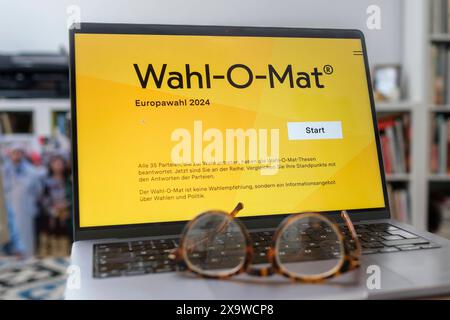 Laptop mit der Website Wahl-o-Mat, einer Wahlentscheidungshilfe, die seit 2002 von der Bundeszentrale für politische Bildung betrieben wird. SIE wird für in Deutschland aktuell anstehende Europa-, Bundestags- und Landtagswahlen angeboten. *** Laptop con il sito web Wahl-o-Mat, un aiuto alle decisioni elettorali gestito dal Centro federale per l'educazione politica dal 2002. È disponibile per le prossime elezioni europee, del Bundestag e dello Stato in Germania. Nordrhein-Westfalen Deutschland, Germania GMS15912 Foto Stock