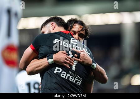 Lucas Tauzin di Tolosa celebra la sua meta con Ange Capuozzo durante il campionato francese Top 14 rugby a 15 tra lo Stade Toulousain (Tolosa) e lo Stade Rochelais (la Rochelle) il 2 giugno 2024 allo Stadio di Tolosa, Francia - foto Nathan Barange / DPPI Foto Stock